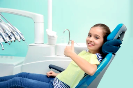 Ребенок у стоматолога показывает класс